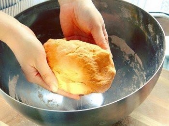 step4: 加入麵粉 均勻揉成麵糰