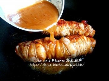 step10: 將雞卷回鑊中 , 加入<span class="group_3">調味料</span> , 蓋上蓋用慢火煮10分鐘再熄火焗5分鐘