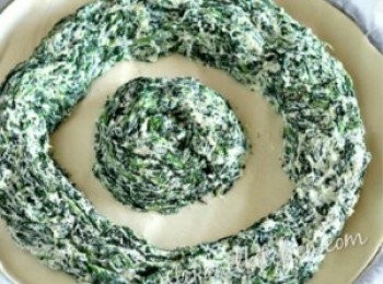 step2: 準備圓形焗盤，塗上牛油在盤內以防黏，放上酥皮，如酥皮是方型，可略為修正四角; 預熱焗爐180度, 放上餡料於酥皮外圍及中心如圖