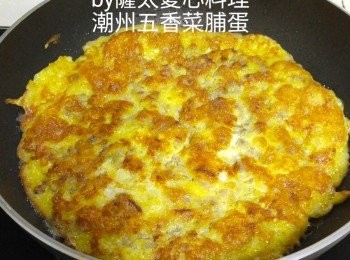 step5: 一面煎至金黄色，再反面煎另一面成金黄色，即可上碟享用。