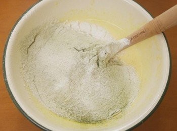 step3: 倒入過篩麵粉及抹茶粉攪拌均勻!!