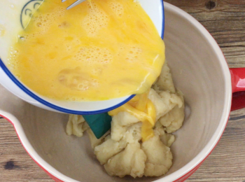 step4: 將麵糰放涼續次加入混合蛋和香草精，變得像馬鈴薯泥。