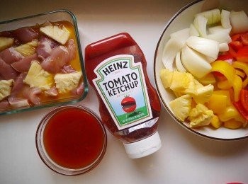 step1: *備好<span class="group_3">食材</span>~ *將肉醃製30分鐘。 *調好<span class="group_1">糖醋醬</span>汁。(水100ml是最後燴肉的時候才放的喔~)