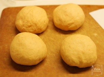 step7: 完成第1次發酵後, 取出麵團分成3-4 等份後搓圓, 蓋上濕布或保鮮紙 (約15分鐘)-第2次發酵