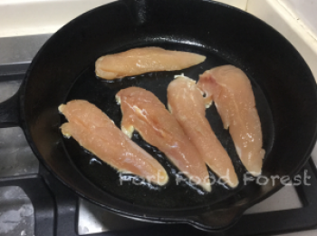 step6: 加油落鑊, 用高火將鷄柳兩面煎封, 不需煎熟, 上碟備用.