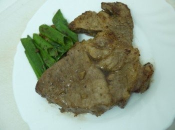 step5: 起鍋擺盤，即是一道色、香、味俱全的豬肉排！