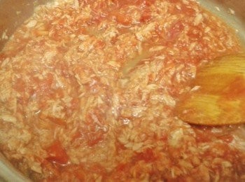 step3: 下蕃茄粒拌勻，下鹽及黑胡椒粉調味。煮沸後轉小火煮五分鐘