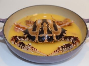 step3: (3) 花蟹放在碟上再把蛋液倒入碟內