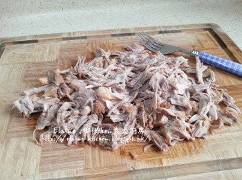 step7: 再加入百合用慢火煲30分鐘 , 將<a href="https://bit.ly/3ANJVUp" target="_blank" data-keyword="豬展" class="guide-link"><strong>豬展</strong></a> <span style="display:inline-block;vertical-align:middle;margin-top:-3px;color:initial;border-radius:3px;padding:2px 3px;font-size:12px;line-height:14px;background:#87d300;color:#fff;">即買</span> 盛起用叉撕成絲放回湯中