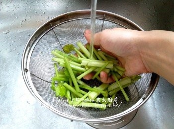 step3: 芹菜段用水沖洗及瀝乾