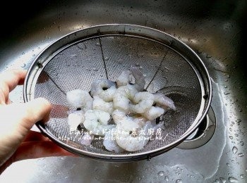 step5: 瀝乾水份放入大碗內