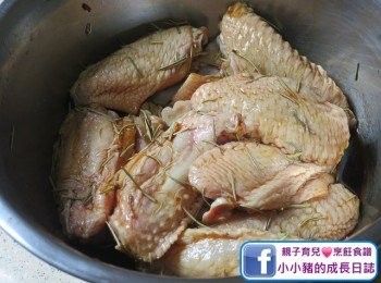 step2: 由於要自已醃製，所以最好就預早一晚將啲<a href="https://bit.ly/3zHU5V3" target="_blank" data-keyword="雞翼" class="guide-link"><strong>雞翼</strong></a> <span style="display:inline-block;vertical-align:middle;margin-top:-3px;color:initial;border-radius:3px;padding:2px 3px;font-size:12px;line-height:14px;background:#87d300;color:#fff;">即買</span> 醃好，咁就可以等啲<a href="https://bit.ly/3zHU5V3" target="_blank" data-keyword="雞翼" class="guide-link"><strong>雞翼</strong></a> <span style="display:inline-block;vertical-align:middle;margin-top:-3px;color:initial;border-radius:3px;padding:2px 3px;font-size:12px;line-height:14px;background:#87d300;color:#fff;">即買</span> 入味啲呀~