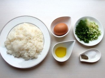 step5: 準備蛋炒飯的材料。將蔥白切末及蔥花。