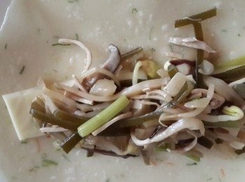 step5: 將炒好雜菜均勻鋪上蛋餅皮,放上火腿片與起士片 ,捲起ok^^