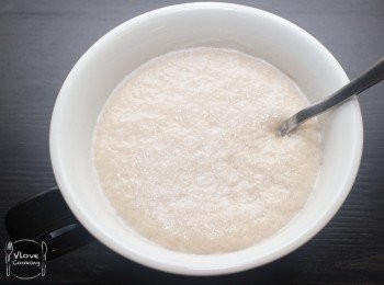 step2: 牛奶稍微加熱至和暖, 混合砂糖及酵母後放置10分鐘, 面頭會呈現發泡狀態(如下圖)