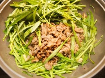 step4: 接著將牛肉與空心菜葉的到入鍋中一起拌炒。