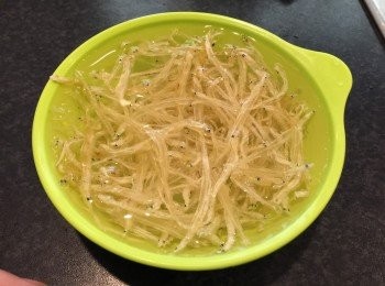 step2: 銀魚仔沖洗後，用水浸軟。約10分鐘把水隔去，備用。