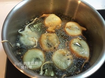 step3: 將2放入油鍋中仍維持小火炸OREO至2面金黃，約3分鐘