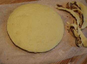 step12: 將圓盤放在疊好的麵皮上，用刀將周圍的多餘麵皮切去。