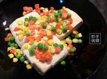 step2: 把冷凍蔬菜放在臭豆腐上