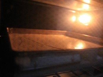 step8: 送入烤箱中層，烤25-30分鐘至表面金黃即可。