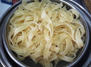 step1: 先煮沸一鍋水，下一茶匙鹽，煮寬條麵（按包裝上的指示少煮三分鐘，因之後會再烤）瀝乾水份備用