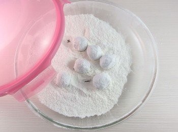 step10: 讓內餡裹上糯米粉。