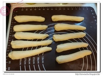 step4: 完成醒麵後, 拍走空氣, 把麵團搓成水滴形。由中間開始向下撠, 再由中間開始向上擀, 擀成30cm窄長的形狀。由遠方嗰邊慢慢卷向自己的方向, 完成後收口向下。