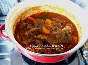 step10: 先盛起牛展放上碟 , 將汁料用慢火煮熱淋上牛展面 , 再灑上黑胡椒碎及放上芹菜葉裝飾即可