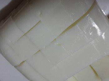 step4: 倒入容器中放涼~冰冷藏20分~要吃前切成小塊狀 沾花生粉或椰子粉即可^^