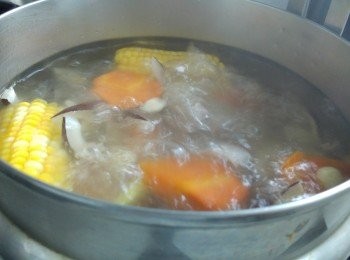 step2: 用五公升水煲湯煲細火煲約兩個小時