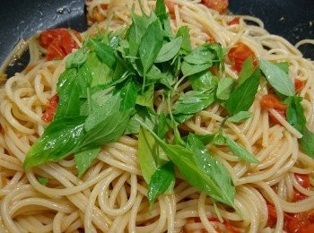 step8: 放入九層塔，再用筷子攪拌均勻。這時，若義大利麵的麵芯還很硬（判斷軟硬度方法：可以用手取出一條麵條掐掐看，或是直接放到嘴裡試吃也可以），但鍋裡已經沒水份的話，別忘了勺一點煮麵水，放進平底鍋裡（一次勺一點煮麵水就好，不夠再補，以免一次加太多水，將麵煮得太軟爛就不好吃了）。