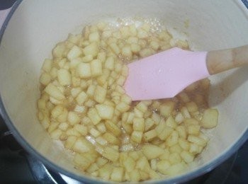 step4: 加入蜂蜜和糖熬煮~~ 有點濃稠後灑上少許肉桂粉即可關火!!!