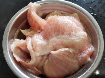 step1: 豬頸肉清洗後，斜切片隔乾水份