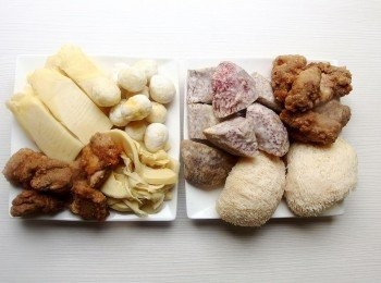 step3: 冬筍先去殼後再切片,用一鍋冷水煮熟汆燙備用。鳥蛋用油炸過備用。筍乾需浸泡冷水3-4小時,過程中需換水2-3次,再用冷水煮至滾做汆燙即可使用。 [排骨酥]及[炸芋頭]做法可參考: http://cook1cook.com/recipe/10559