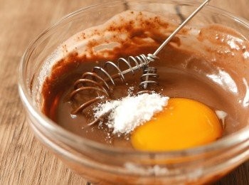 step7: 把蛋黃和泡打粉加入，拌至順滑。