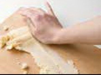 step6: 攪拌均勻後，取出來放在調理桌上，接著像要使麵團附著於桌子上般，從身體這一側向前推，運用大拇指根部那一帶的力量讓麵團變得平滑。最後用刮刀把麵團聚集 在一起，包上保鮮膜，放進冰箱冷藏2小時以上。