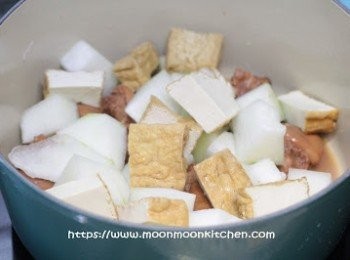 step8: 最後加入炸豆腐炆至入味即成。