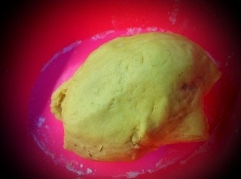 step3: 成糰後壓平放置冰箱1小時