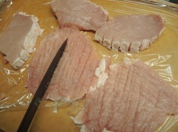 step1: 豬排先洗淨，吸乾水份，用刀切斷筋，用刀背揼成1倍大的薄豬排（大夫出手，我在一旁嘆茶～）。