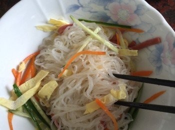 step6: 取一容器將調味料混合均勻淋上蒟蒻春雨，拌勻後即可享用。