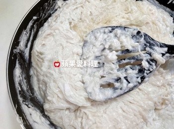 step8: 炒米糊：打開鍋蓋，轉小火，倒入米漿，灑鹽，拌炒成糊狀，即可熄火。