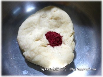 step2: 2 接著將麵團分成二半，其中一半加入紅麴粉後，柔至均衡