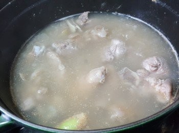 step8: 滾水要蓋過豬手,大火煮滾後轉細火炆90分鐘,熄火後不要開蓋,焗多一個鐘(用筷子插入豬手,如夠淋即可)(中途要開蓋睇吓有沒有水份)