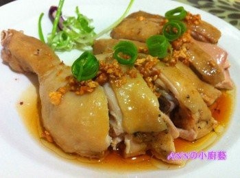 step3: 打開飯鍋，取出雞腿剁塊，然後灑上蒜油，蔥絲再淋上淡醬油即可上座。