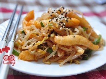 step4: 夏天做菜真的是件挑戰主婦極限的事情，有時候搭配幾樣簡單的料理，輕輕鬆鬆就完成一道辣味涼拌菜(冰涼風味極佳)，就可以不必香汗淋漓囉!