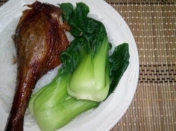 step2: 把清雞湯倒進煲內，加一碗清水煮滾後，再放入清菜煮熟，然後熄火及拿起清菜，以免發黃。