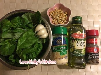 step1: Basil先洗乾淨，去走多餘水份，剪碎；松子用平底鍋無油乾煎至金黃色；蒜頭去衣切碎備用；