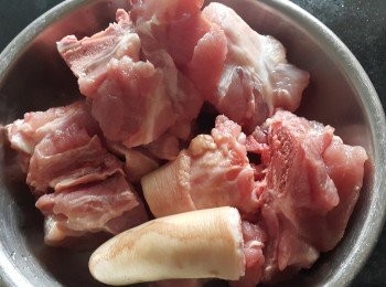 step4: 豬尾，用薑片出水去血腥味，水滾後放入，煲至迫出血水浮面便可取出