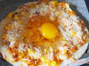 step8: 拿出來在中間加入雞蛋及再補灑一層芝士碎，再焗5分鐘即成。